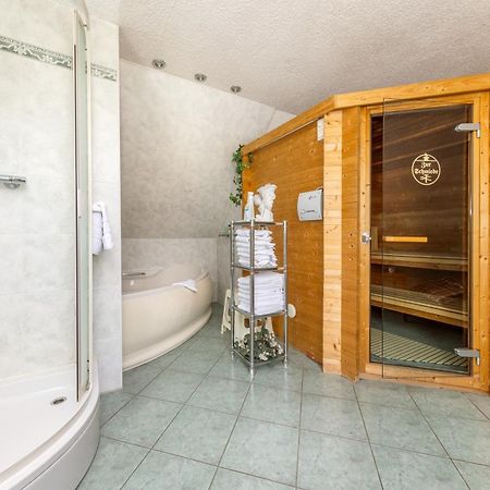 Landhotel Zur Schmiede เกอห์เรน-เลบบิน ภายนอก รูปภาพ