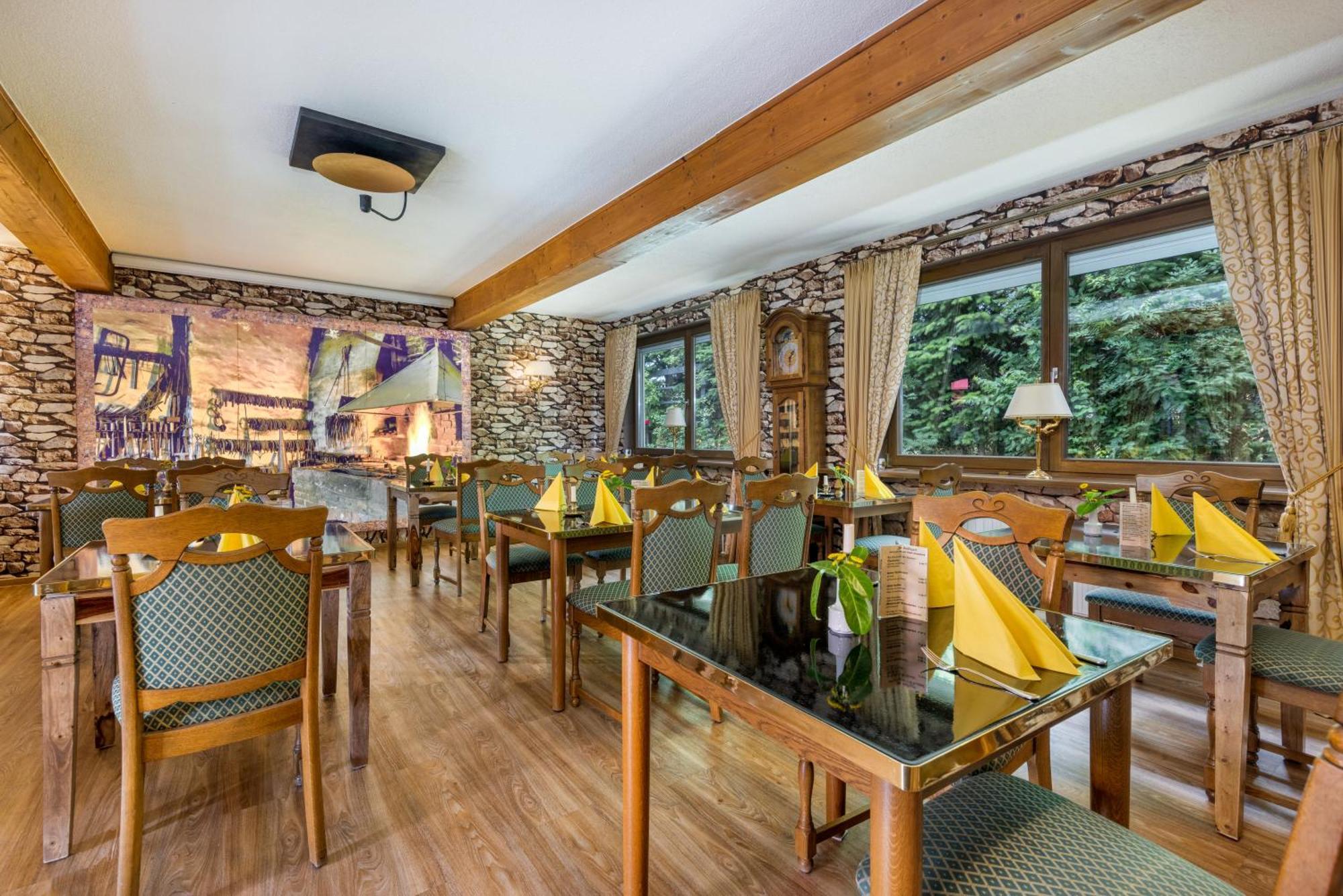 Landhotel Zur Schmiede เกอห์เรน-เลบบิน ภายนอก รูปภาพ