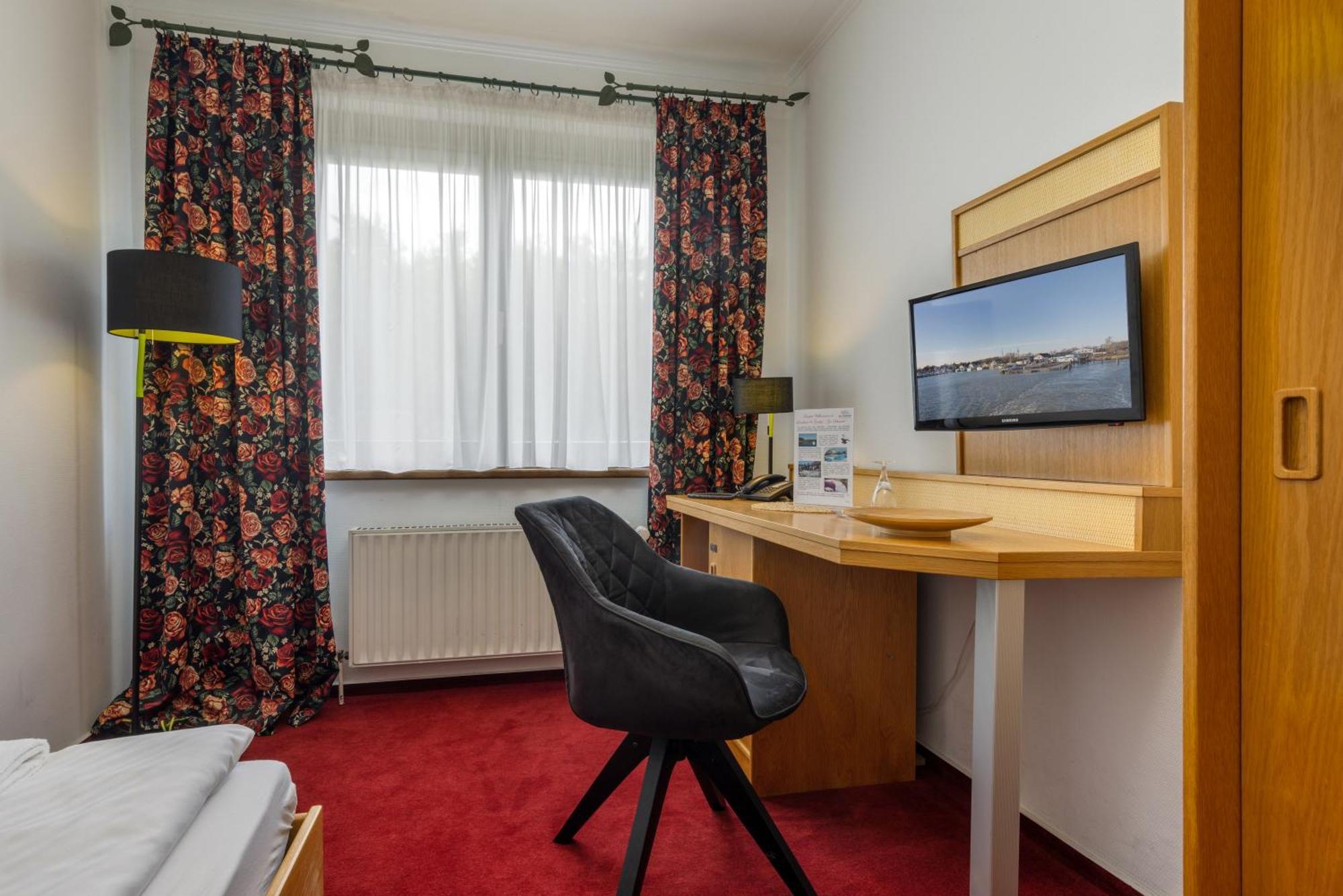 Landhotel Zur Schmiede เกอห์เรน-เลบบิน ภายนอก รูปภาพ