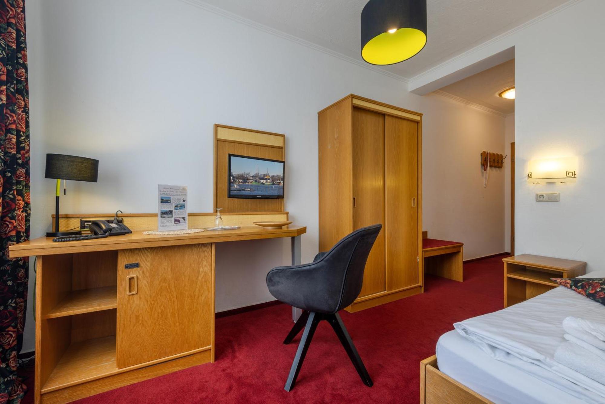 Landhotel Zur Schmiede เกอห์เรน-เลบบิน ภายนอก รูปภาพ